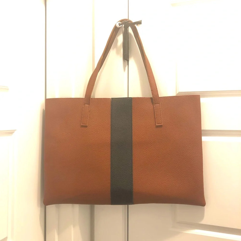 💖 BRAND NEW Vince Camuto Luck Pebble vegan leather bag! Brown with black stripe - Picture 2 of 8